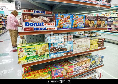 Indiantown Florida, Rines IGA Market, Lebensmittelgeschäft, Supermarkt im Inneren Display Verkauf Regal Regale, Donuts Desserts wenig Debbie Junk Food Stockfoto