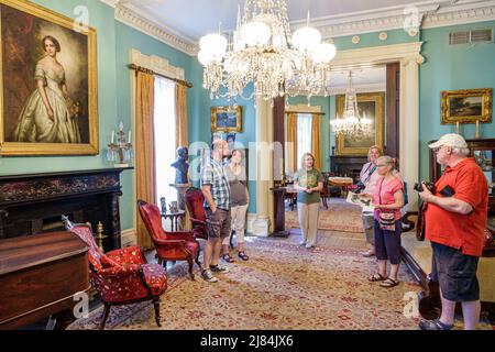 Savannah Georgia, Juliette Gordon Low Historic District, Hausmuseum, Innenführung, Malerei Portrait Wohnzimmer Männer Frauen Besucher Stockfoto