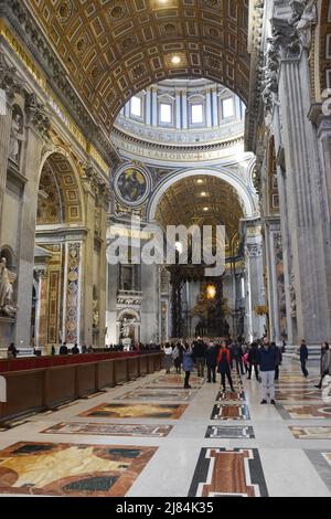 Touristen bewundern Berninis Baldacchino in der Petersbasilika, Vatikanstadt, Vatikan. Stockfoto