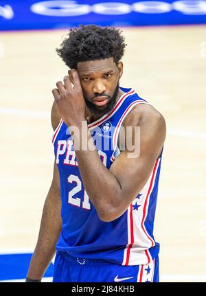 Philadelphia, Usa. 12.. Mai 2022. Joel Embiid (#21 76ers)&#XA;während des Spiels der National Basketball Association zwischen der Philadelphia 76ers und Miami Heat im Wells Fargo Center in Philadelphia, PA Georgia Soares/SPP Credit: SPP Sport Press Photo. /Alamy Live News Stockfoto