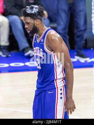 Philadelphia, Usa. 12.. Mai 2022. Joel Embiid (#21 76ers)&#XA;während des Spiels der National Basketball Association zwischen der Philadelphia 76ers und Miami Heat im Wells Fargo Center in Philadelphia, PA Georgia Soares/SPP Credit: SPP Sport Press Photo. /Alamy Live News Stockfoto