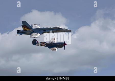 Kanadische CF-18 Hornet mit P-40 in Formation Stockfoto