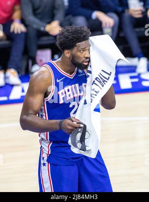 Philadelphia, Usa. 12.. Mai 2022. Joel Embiid (#21 76ers)&#XA;während des Spiels der National Basketball Association zwischen der Philadelphia 76ers und Miami Heat im Wells Fargo Center in Philadelphia, PA Georgia Soares/SPP Credit: SPP Sport Press Photo. /Alamy Live News Stockfoto