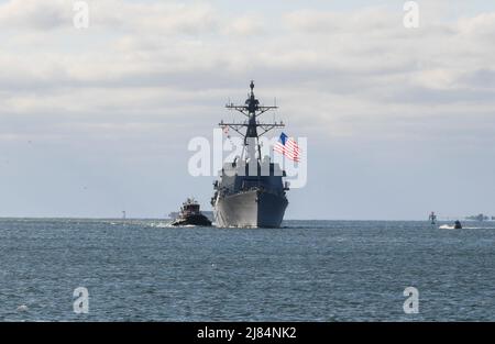 Der Zerstörer der Arleigh Burke-Klasse USS Frank E. Petersen Jr. (DDG 121) kommt in Charleston, S.C., zur Inbetriebnahme am 9. Mai 2022 an. Das Schiff ist zu Ehren des Generalleutnants des Marine Corps benannt, der der erste African-American Marine Corps Flieger und Marine Corps General Officer war. Nach 38 Dienstjahren zog er sich 1988 aus dem Marine Corps zurück. (USA Navy Foto von Mass Communication Specialist 1. Brian M. Wilbur/veröffentlicht) Stockfoto