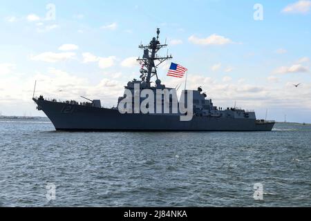 Der Zerstörer der Arleigh Burke-Klasse USS Frank E. Petersen Jr. (DDG 121) kommt in Charleston, S.C., zur Inbetriebnahme am 9. Mai 2022 an. Das Schiff ist zu Ehren des Generalleutnants des Marine Corps benannt, der der erste African-American Marine Corps Flieger und Marine Corps General Officer war. Nach 38 Dienstjahren zog er sich 1988 aus dem Marine Corps zurück. (USA Navy Foto von Mass Communication Specialist 1. Brian M. Wilbur/veröffentlicht) Stockfoto