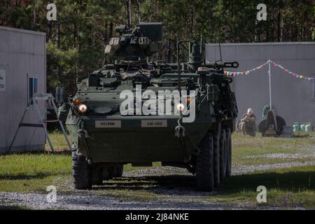 Soldaten der CBRN-Brigade 31. der Alabama National Guard und des rumänischen NBC-Verteidigungsbataillons 72. bündeln ihre Kräfte, um Taktiken, Techniken, Verfahren und Ausrüstung im Camp Shelby, Mississippi, vom 24. Bis 30. April 2022 zu überbieten. Die Truppen integrierten sich in kombinierte Teams für Übungen, die die Aufklärung, Analyse und Dekontamination von gefährlichen Materialien, nukleare, biologische, chemische Aufklärungsfahrzeuge (NBCRV), Standortsicherheit, Medevac, M4 Karabinerabwehrschießen, Maschinengewehrschießen und vieles mehr betraf. Das Force-to-Force-Engagement war der zweite Teil eines zweiteiligen Ereignisses, wobei der erste Teil in R stattfand Stockfoto