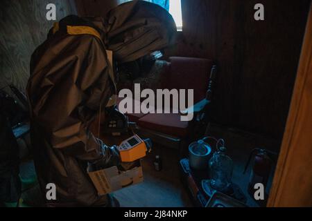 Soldaten der CBRN-Brigade 31. der Alabama National Guard und des rumänischen NBC-Verteidigungsbataillons 72. bündeln ihre Kräfte, um Taktiken, Techniken, Verfahren und Ausrüstung im Camp Shelby, Mississippi, vom 24. Bis 30. April 2022 zu überbieten. Die Truppen integrierten sich in kombinierte Teams für Übungen, die die Aufklärung, Analyse und Dekontamination von gefährlichen Materialien, nukleare, biologische, chemische Aufklärungsfahrzeuge (NBCRV), Standortsicherheit, Medevac, M4 Karabinerabwehrschießen, Maschinengewehrschießen und vieles mehr betraf. Das Force-to-Force-Engagement war der zweite Teil eines zweiteiligen Ereignisses, wobei der erste Teil in R stattfand Stockfoto