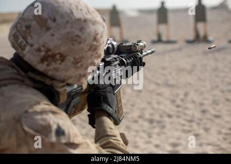 RAS AL QARAIN, Bahrain (11. Mai 2022) – Eine US-Marine, die dem Central Command (FASTCENT) des Anti-Terror-Sicherheitsteams der Flotte zugewiesen ist, nimmt an einer Live-Feuerwache während der Übung Neon Defender 22 in Bahrain, 11. Mai, Teil. Neon Defender ist eine jährliche bilaterale Trainingsveranstaltung zwischen dem Central Command der US Naval Forces und Bahrain. Die Übung konzentriert sich auf die Maßnahmen zur Sicherheit im Seeverkehr, die Installationsabwehr und medizinische Maßnahmen. (USA Marine Corps Foto von Sgt. Benjamin McDonald) Stockfoto