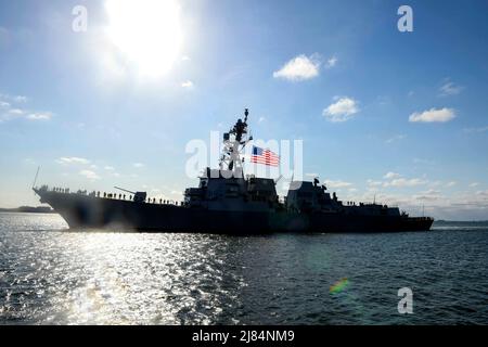 Der Zerstörer der Arleigh Burke-Klasse USS Frank E. Petersen Jr. (DDG 121) kommt in Charleston, S.C., zur Inbetriebnahme am 9. Mai 2022 an. Das Schiff ist zu Ehren des Generalleutnants des Marine Corps benannt, der der erste African-American Marine Corps Flieger und Marine Corps General Officer war. Nach 38 Dienstjahren zog er sich 1988 aus dem Marine Corps zurück. (USA Navy Foto von Mass Communication Specialist 1. Brian M. Wilbur/veröffentlicht) Stockfoto