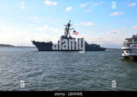 Der Zerstörer der Arleigh Burke-Klasse USS Frank E. Petersen Jr. (DDG 121) kommt in Charleston, S.C., zur Inbetriebnahme am 9. Mai 2022 an. Das Schiff ist zu Ehren des Generalleutnants des Marine Corps benannt, der der erste African-American Marine Corps Flieger und Marine Corps General Officer war. Nach 38 Dienstjahren zog er sich 1988 aus dem Marine Corps zurück. (USA Navy Foto von Mass Communication Specialist 1. Brian M. Wilbur/veröffentlicht) Stockfoto