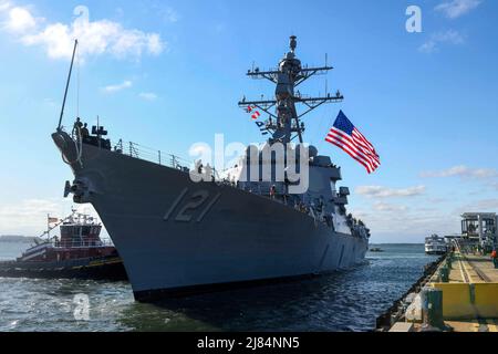 Der Zerstörer der Arleigh Burke-Klasse USS Frank E. Petersen Jr. (DDG 121) kommt in Charleston, S.C., zur Inbetriebnahme am 9. Mai 2022 an. Das Schiff ist zu Ehren des Generalleutnants des Marine Corps benannt, der der erste African-American Marine Corps Flieger und Marine Corps General Officer war. Nach 38 Dienstjahren zog er sich 1988 aus dem Marine Corps zurück. (USA Navy Foto von Mass Communication Specialist 1. Brian M. Wilbur/veröffentlicht) Stockfoto