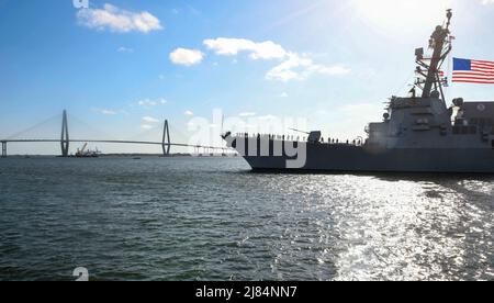 Der Zerstörer der Arleigh Burke-Klasse USS Frank E. Petersen Jr. (DDG 121) kommt in Charleston, S.C., zur Inbetriebnahme am 9. Mai 2022 an. Das Schiff ist zu Ehren des Generalleutnants des Marine Corps benannt, der der erste African-American Marine Corps Flieger und Marine Corps General Officer war. Nach 38 Dienstjahren zog er sich 1988 aus dem Marine Corps zurück. (USA Navy Foto von Mass Communication Specialist 1. Brian M. Wilbur/veröffentlicht) Stockfoto