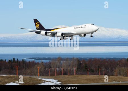 UPS Cargo Boeing 747 landet am Flughafen Anchorage. Flugzeug 747-8F Fracht für United Parcel Service. Frachtflugzeug der UPS Airlines Cargo Ankunft. Stockfoto