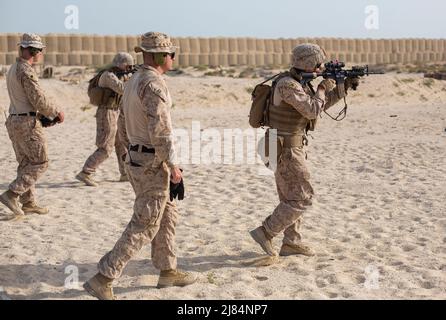 RAS AL QARAIN, Bahrain (11. Mai 2022) – Eine US-Marine, die dem Central Command (FASTCENT) des Anti-Terror-Sicherheitsteams der Flotte zugewiesen ist, nimmt an einer Live-Feuerwache während der Übung Neon Defender 22 in Bahrain, 11. Mai, Teil. Neon Defender ist eine jährliche bilaterale Trainingsveranstaltung zwischen dem Central Command der US Naval Forces und Bahrain. Die Übung konzentriert sich auf die Maßnahmen zur Sicherheit im Seeverkehr, die Installationsabwehr und medizinische Maßnahmen. (USA Marine Corps Foto von Sgt. Benjamin McDonald) Stockfoto