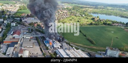 Ljubljana. 12.. Mai 2022. Das Foto vom 12. Mai 2022 zeigt schwarze Rauchsäulen aus der Chemiefabrik in Kocevje, Südslowenien. Sechs Menschen starben bei einer Explosion in einer Chemiefabrik in Südslowenien, berichtete der nationale Fernsehsender TV Slovenia am Donnerstag. Der Unfall, der sich in Kocevje, etwa 63 km südöstlich der Hauptstadt Ljubljana ereignete, sei der größte Arbeitsunfall des Landes seit der Unabhängigkeit Sloweniens im Jahr 1991. Quelle: Robert Latin/STA/Pool via Xinhua/Alamy Live News Stockfoto