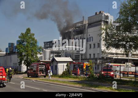 Ljubljana. 12.. Mai 2022. Das am 12. Mai 2022 aufgenommene Foto zeigt den Unfallort einer Explosion in einer Chemiefabrik in Kocevje, Südslowenien. Sechs Menschen starben bei einer Explosion in einer Chemiefabrik in Südslowenien, berichtete der nationale Fernsehsender TV Slovenia am Donnerstag. Der Unfall, der sich in Kocevje, etwa 63 km südöstlich der Hauptstadt Ljubljana ereignete, sei der größte Arbeitsunfall des Landes seit der Unabhängigkeit Sloweniens im Jahr 1991. Quelle: Ales Kocjan/STA/Pool via Xinhua/Alamy Live News Stockfoto