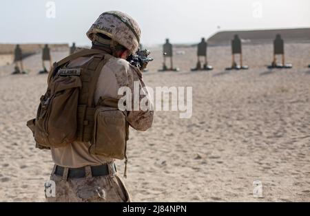 RAS AL QARAIN, Bahrain (11. Mai 2022) – Eine US-Marine, die dem Central Command (FASTCENT) des Anti-Terror-Sicherheitsteams der Flotte zugewiesen ist, nimmt an einer Live-Feuerwache während der Übung Neon Defender 22 in Bahrain, 11. Mai, Teil. Neon Defender ist eine jährliche bilaterale Trainingsveranstaltung zwischen dem Central Command der US Naval Forces und Bahrain. Die Übung konzentriert sich auf die Maßnahmen zur Sicherheit im Seeverkehr, die Installationsabwehr und medizinische Maßnahmen. (USA Marine Corps Foto von Sgt. Benjamin McDonald) Stockfoto