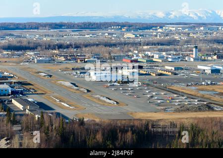 Merrill Field Flughafen in Anchorage, hauptsächlich für die allgemeine Luftfahrt genutzt. Merrill Field Landebahn Flugplatz. Stockfoto
