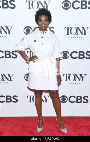 New York, USA. 12.. Mai 2022. LaChanze geht auf dem roten Teppich während des Tony Awards Meet the Nominees Press Junket, das am 11. Mai 2022 im Sofitel Hotel, New York, NY, stattfand. (Foto von Anthony Behar/Sipa USA) Quelle: SIPA USA/Alamy Live News Stockfoto