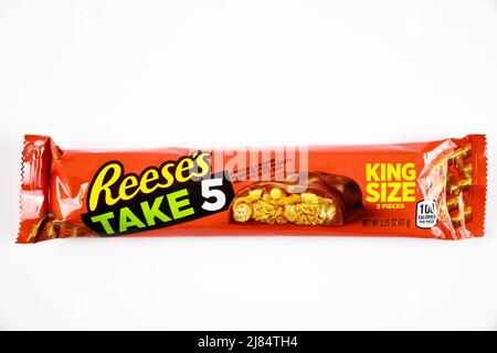 Reeses nehmen 5 mit Brezeln und Karamellmilch Schokolade auf weißem Hintergrund isoliert. Stockfoto
