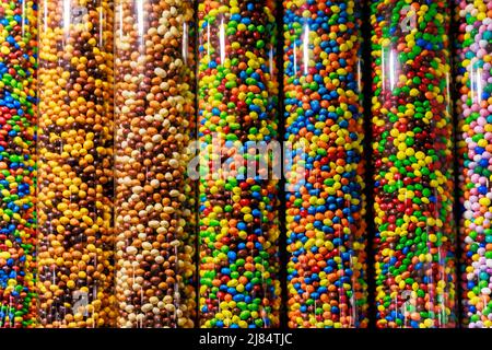 Vielfalt an bunten Schokoladenbonbons. Der MMS-Store in Manhattan. Stockfoto