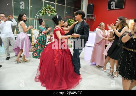 Freunde und Familie tanzen während der Quinceañera des 15.. Geburtstages eines mexikanischen Mädchens. Dieser besondere Anlass wird von Mädchen in ganz Lateinamerika / Campeche, Mexiko, gefeiert Stockfoto