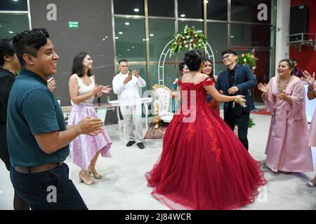 Freunde und Familie tanzen während der Quinceañera des 15.. Geburtstages eines mexikanischen Mädchens. Dieser besondere Anlass wird von Mädchen in ganz Lateinamerika / Campeche, Mexiko, gefeiert Stockfoto