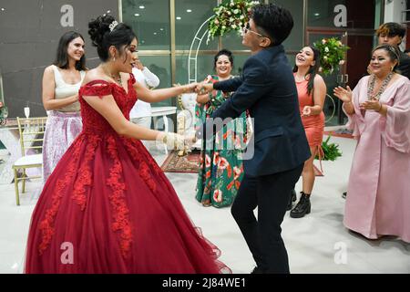 Freunde und Familie tanzen während der Quinceañera des 15.. Geburtstages eines mexikanischen Mädchens. Dieser besondere Anlass wird von Mädchen in ganz Lateinamerika / Campeche, Mexiko, gefeiert Stockfoto