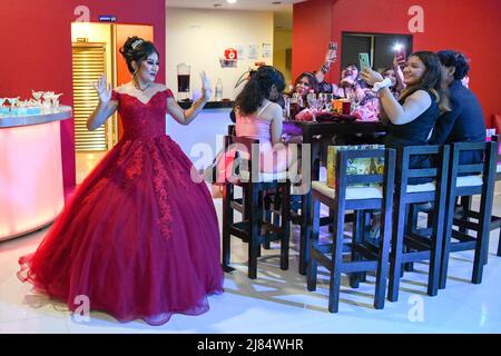 Freunde nehmen an der Quinceañera-Feier eines Mädchens Teil, das ihr 15.-jähriges Bestehen in Campeche, Mexiko, erreicht hat Stockfoto