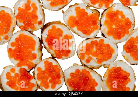 Hintergrund von Sandwiches mit rotem Kaviar. Isoliert auf Weiß Stockfoto