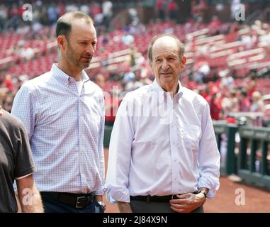 St. Louis Cardinals Präsident Bill DeWitt ,III (L) und sein Vater Bill DeWitt, Jr. warten auf dem Feld für Pre-Game-Zeremonien vor einem Spiel gegen die Baltimore Orioles im Busch Stadium in St. Louis am Dienstag, den 12. Mai 2022. Foto von Bill Greenblatt/UPI Stockfoto