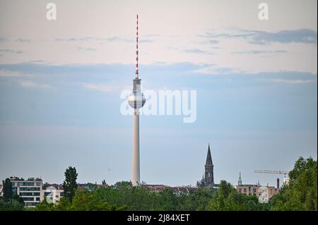 Berlin, Deutschland. 13.. Mai 2022. Der Berliner Fernsehturm am frühen Morgen. Quelle: Fabian Sommer/dpa/Alamy Live News Stockfoto