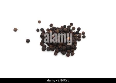 Ganze schwarze Pfeffer Gewürz oder Piper nigrum getrocknete Beeren auf weißem Hintergrund isoliert. Stockfoto