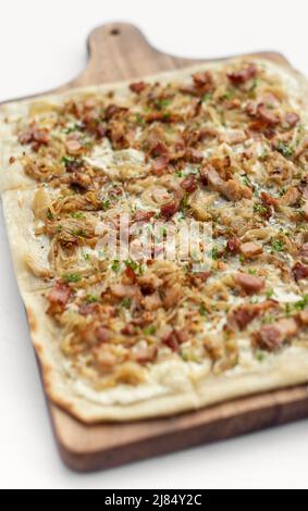 Flammkuchen tarte Flambee traditionelle deutsche elsässische Pizza mit Zwiebeln und Speck Stockfoto