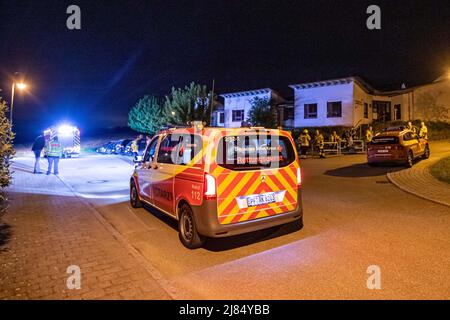 Eberdingen, Deutschland. 13.. Mai 2022. In einer Straße in Eberdingen steht ein Krankenwagen. Ein 35-jähriger Mann tötete seinen Lebensgefährten und ein sechsjähriges Mädchen und anschließend sich selbst in Eberdingen (Kreis Ludwigsburg), wie die Polizei zunächst feststellte. Rettungskräfte brachten am Freitagabend auch einen vier Jahre alten Jungen mit schweren Verletzungen in ein Krankenhaus. Quelle: Simon Adomat/vmd-images/dpa/Alamy Live News Stockfoto