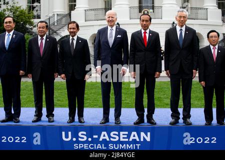 Washington, DC, USA, 12. Mai 2022. US-Präsident Joe Biden (C) posiert mit den Führern des US-ASEAN-Sondergipfels während eines Familienfotos auf dem South Lawn des Weißen Hauses in Washington, DC, USA, am 12. Mai 2022. Auch in diesem Bild (L bis R); Premierminister von Thailand Prayut Chan-o-cha; Premierminister von Kambodscha Hun Sen; Sultan Haji Hassanal Bolkiah von Brunei; Präsident von Indonesien Joko Widodo; Premierminister der Republik Singapur Lee Hsien Loong; Premierminister der Demokratischen Volksrepublik Laos Phankham Viphavan. Foto von Michael Reynolds/Pool/ABACAPRESS.COM Stockfoto