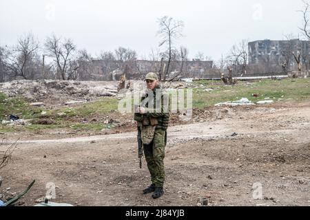 Mariupol, Ukraine. 03. April 2022. Ein russischer Soldat in der zerstörten Hafenstadt Mariupol. Der Kampf zwischen den russisch-prorussischen Streitkräften und den vom Asow-Bataillon angeführten trotzenden ukrainischen Streitkräften dauert in der Hafenstadt Mariupol an. (Foto: Maximilian Clarke/SOPA Images/Sipa USA) Quelle: SIPA USA/Alamy Live News Stockfoto