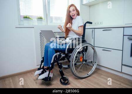 Selbstbewusst glücklich rothaarige Ingwer Geschäftsfrau Student im Rollstuhl arbeiten im Büro Stockfoto