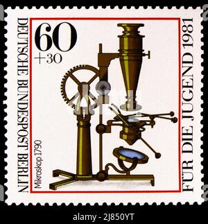 MOSKAU, RUSSLAND - 10. APRIL 2022: Briefmarke gedruckt in Deutschland, Berlin, zeigt Microscope (1790), Jugend: Optische Instrumente Serie, um 1981 Stockfoto