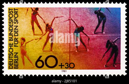 MOSKAU, RUSSLAND - 10. APRIL 2022: Briefmarke gedruckt in Deutschland, Berlin, zeigt Frauenturnenteam, Sporthilfe Serie, um 1981 Stockfoto