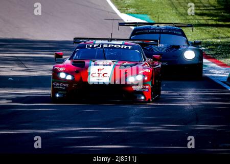 95 ADAM Jonny (gbr), HARSHORNE John (gbr), CHAVES Henrique (prt), Oman Racing avec TF Sport, Aston Martin Vantage AMR, Aktion während der 4 Stunden von Imola 2022, 2. Rennen der European Le Mans Series 2022 auf dem Imola Circuit vom 12. Bis 15. Mai in Imola, Italien - Foto: Paulo Maria/DPPI/LiveMedia Stockfoto