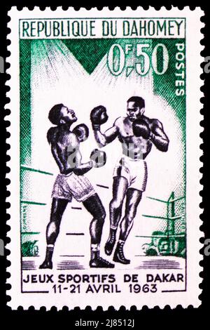 MOSKAU, RUSSLAND - 10. APRIL 2022: Briefmarke in Dahomey zeigt Boxen, Sportspiele aus der Dakar-Serie, um 1963 Stockfoto