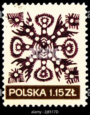 MOSKAU, RUSSLAND - 10. APRIL 2022: Die in Polen gedruckte Briefmarke zeigt Papierausschnitte aus der Region Rawa Mazowiecka (Museum Krakau), Volkskunstserie, circ Stockfoto