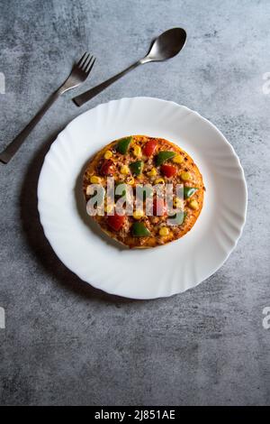 Margherita Pizza auf weißem Teller auf dunklem Hintergrund. Draufsicht. Stockfoto