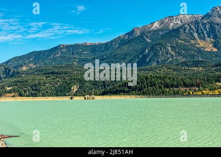 Die Berge ragen über den Lajoie Dam am Downton Lake in der Nähe der Gold Bridge, British Columbia, Kanada Stockfoto