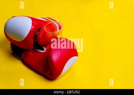 Kunststoff-Glas-Handschuhe rot Boxer Gellow Raum Hintergrund Eisen, Konzept gesunde Lebensweise Hantel Lebensstil in Gewicht für Stahl stark, zwei Stärke Stockfoto