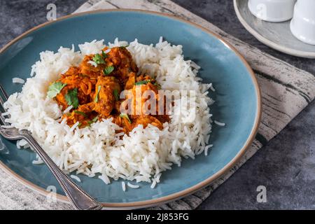Parsi Fischpatia mit Reis - köstliches, aus der Parsi-Gemeinde in Bombay stammenden, feinen, frischen und leckeren, frischen und frischen Fisch Stockfoto