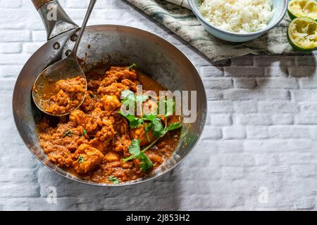 Parsi Fischpatia mit Reis - köstliches, aus der Parsi-Gemeinde in Bombay stammenden, feinen, frischen und leckeren, frischen und frischen Fisch Stockfoto