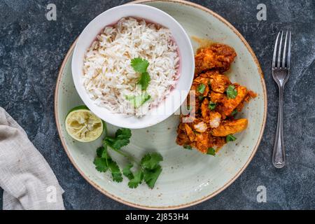 Parsi Fischpatia mit Reis - köstliches, aus der Parsi-Gemeinde in Bombay stammenden, feinen, frischen und leckeren, frischen und frischen Fisch Stockfoto