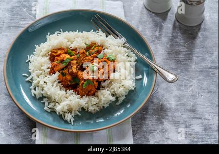 Parsi Fischpatia mit Reis - köstliches, aus der Parsi-Gemeinde in Bombay stammenden, feinen, frischen und leckeren, frischen und frischen Fisch Stockfoto